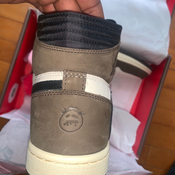 DS Travis Scott X Jordan Retro 1 High - Picture 6 of 8